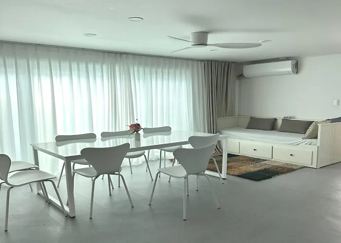 New Jins House - 5Mins To Myeongdong Station, 3 Rooms, Big Living Rooms
