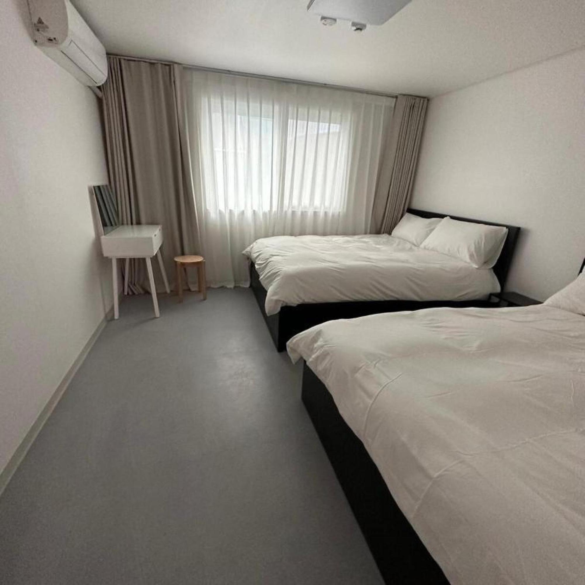 Apartment New Jins House - 5mins To Myeongdong Station, 3 Rooms, Big Living *