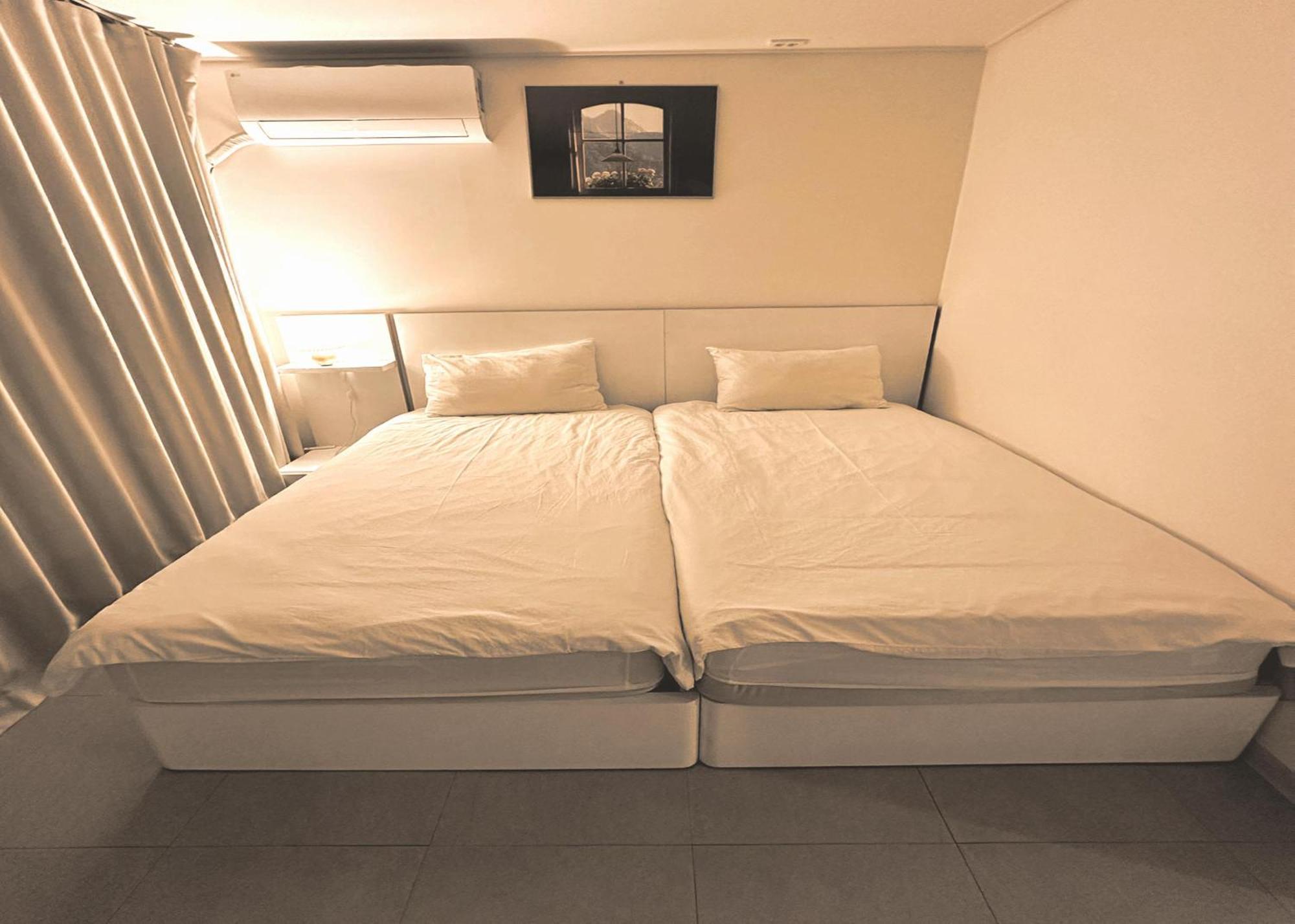 New Jins House - 5mins To Myeongdong Station, 3 Rooms, Big Living Apartment