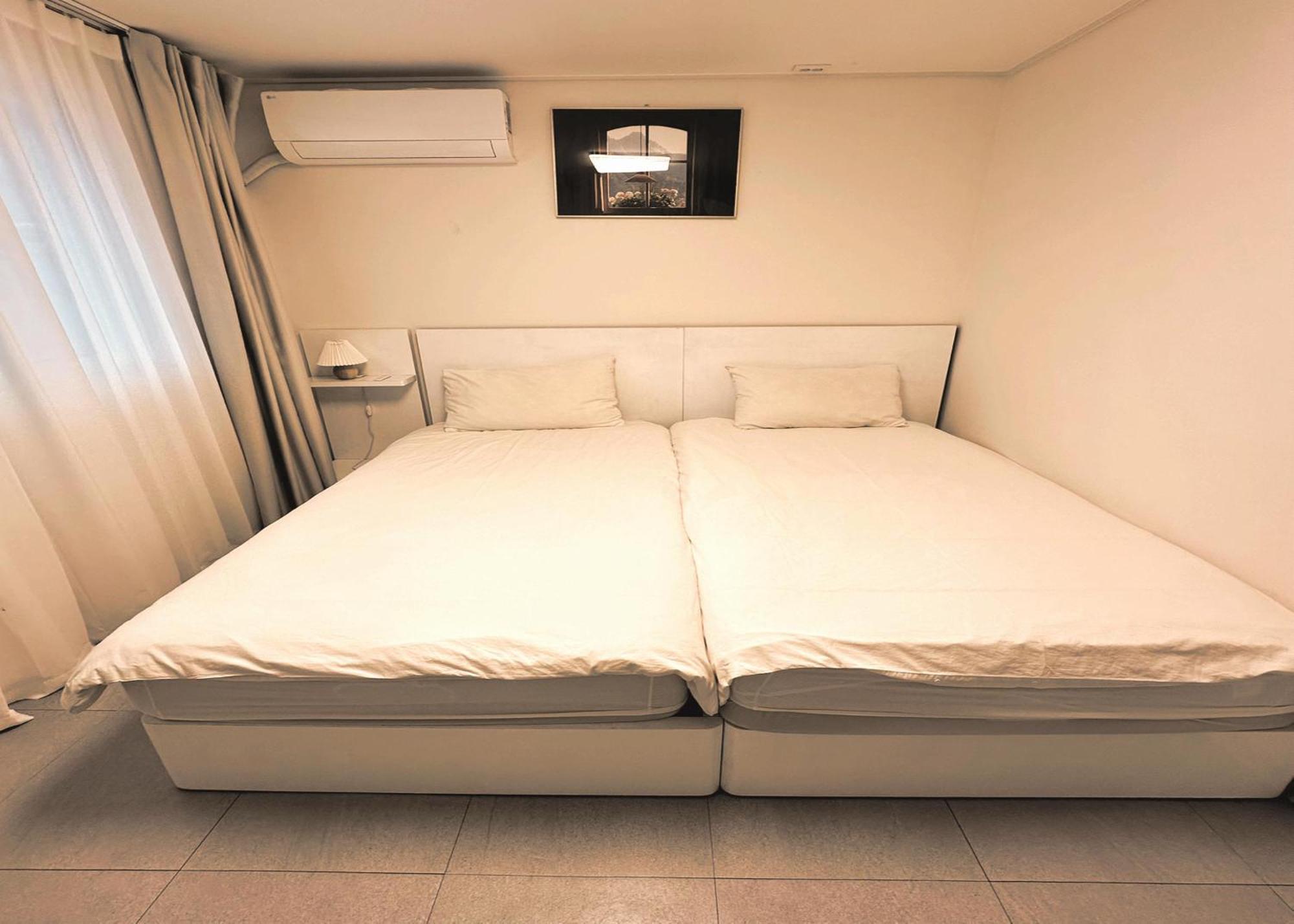 New Jins House - 5mins To Myeongdong Station, 3 Rooms, Big Living Apartment *