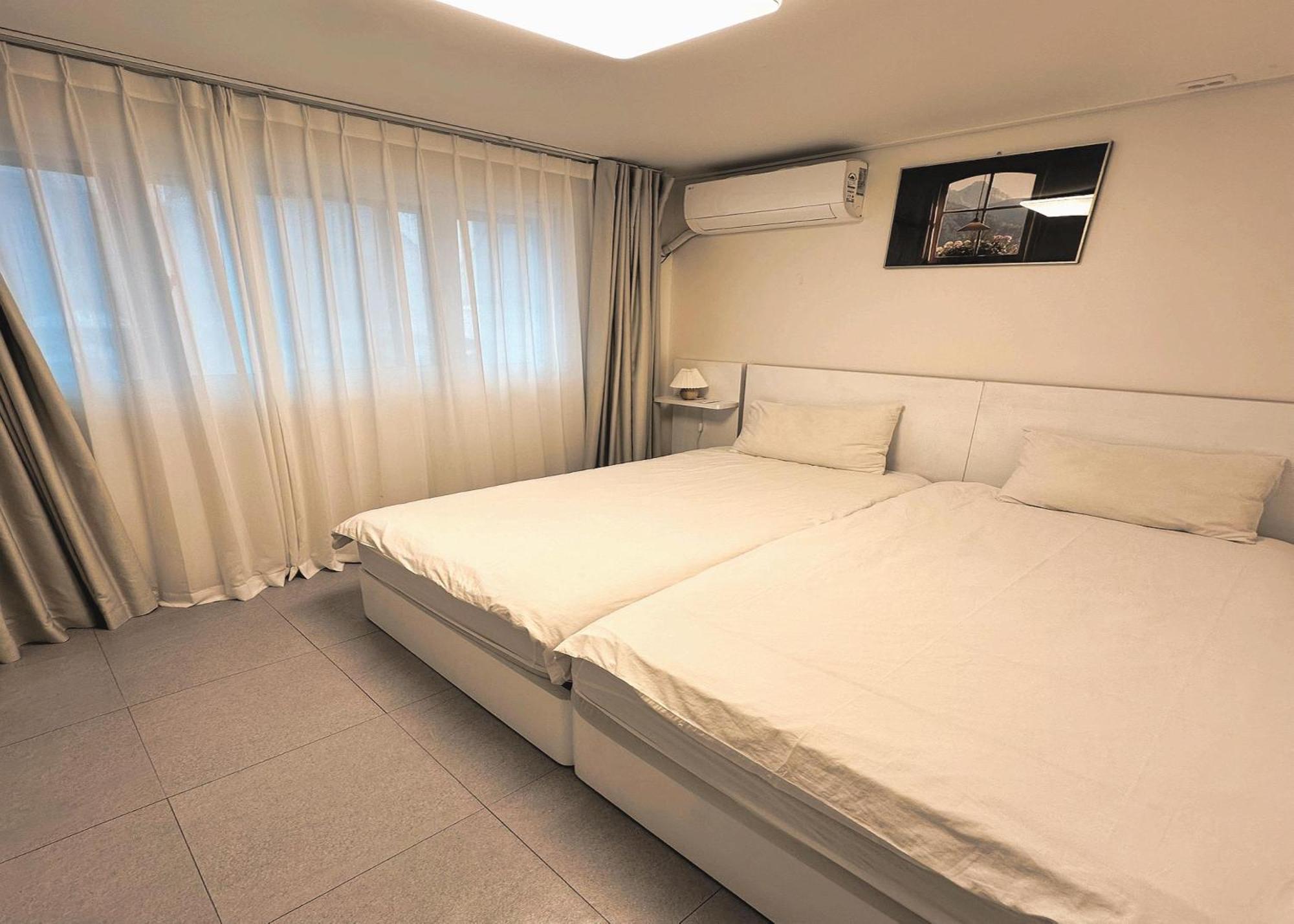 Apartment New Jins House - 5mins To Myeongdong Station, 3 Rooms, Big Living Seoul